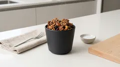 混ぜて焼くだけでザクザク。メープル香る手作りグラノーラの基本レシピ